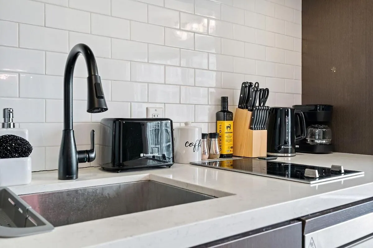 Apartment Luxurious Suite In Yorkville Toronto