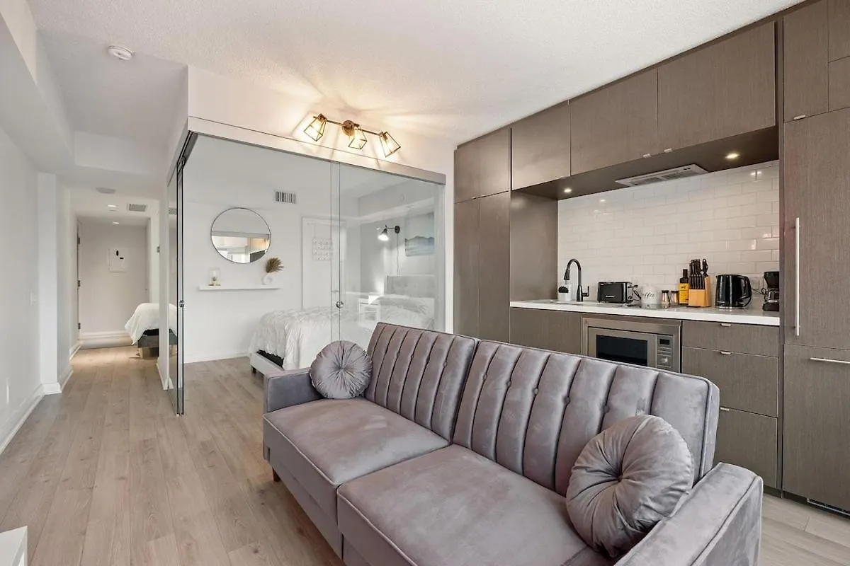 Luxurious Suite In Yorkville Toronto Apartment