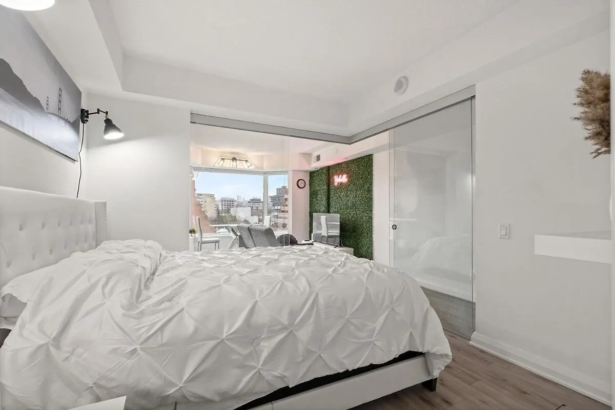 Luxurious Suite In Yorkville Toronto Canada