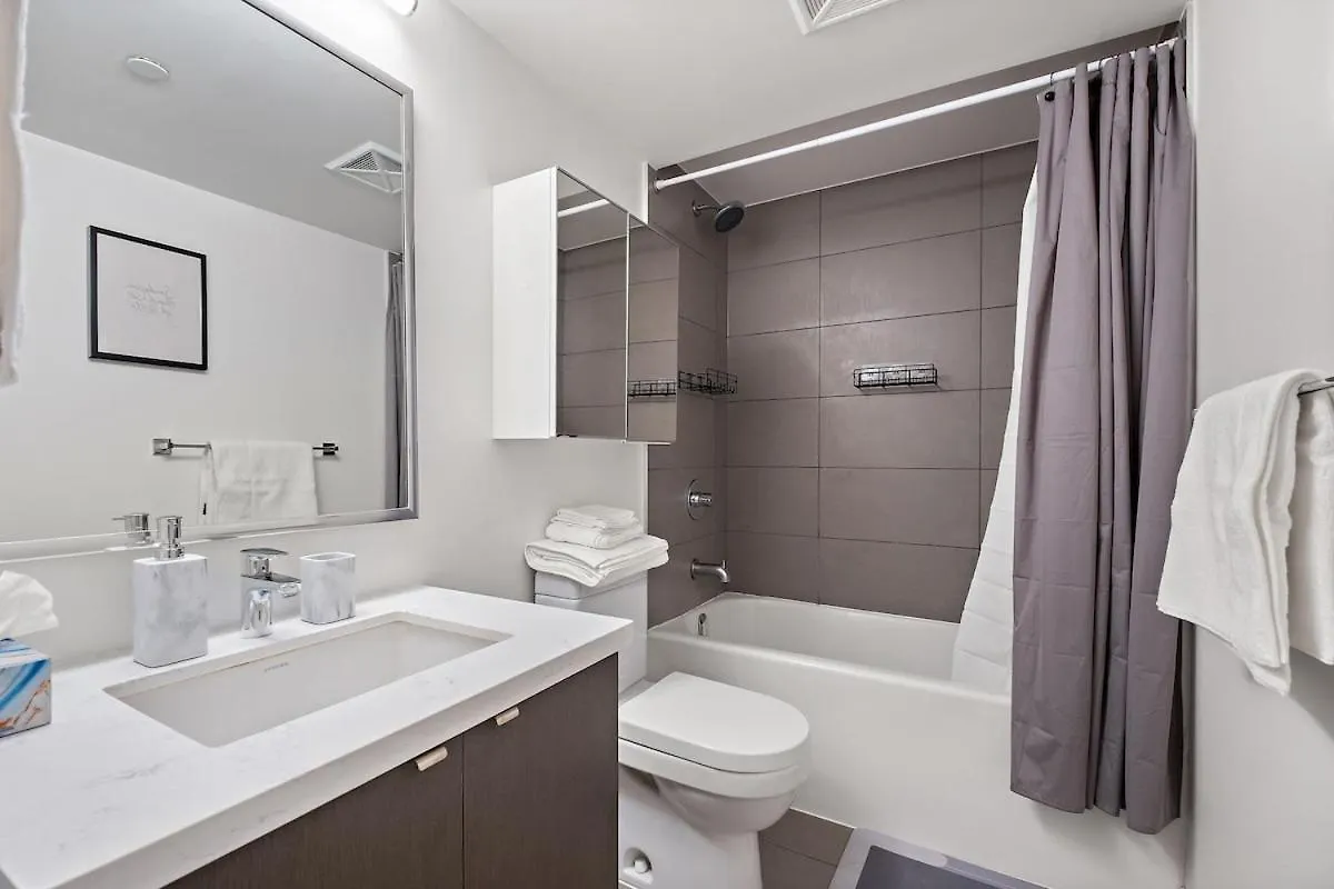 Luxurious Suite In Yorkville Toronto Apartment